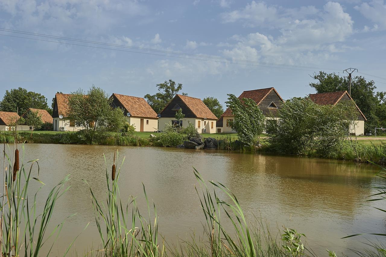 Le Lac Bleu Hotel Lacapelle-Marival Bagian luar foto